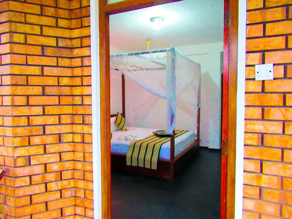 Shanika Beach Inn Тангале Екстериор снимка
